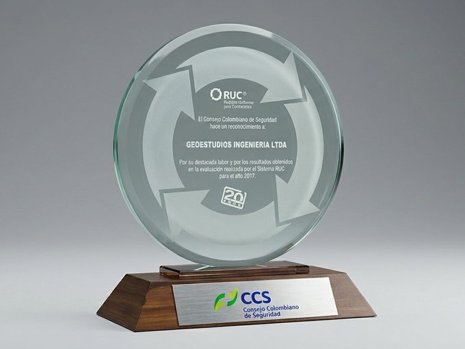 Trofeo de vidrio del Consejo Colombiano de Seguridad por la evaluación del Sistema RUC 2017