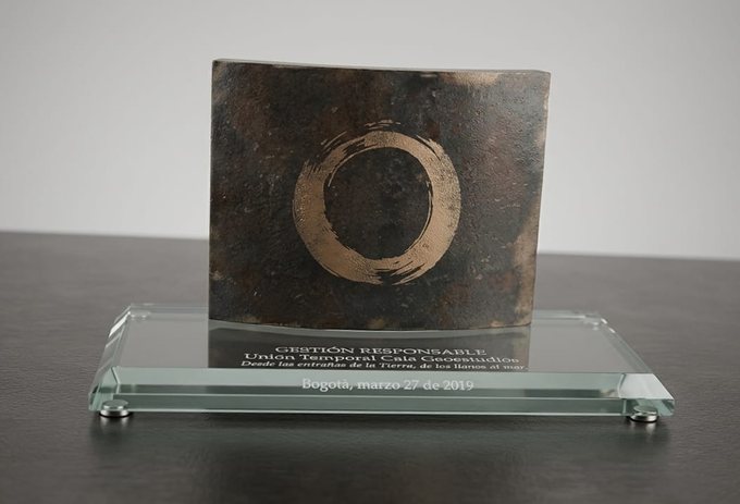 Placa de bronce y vidrio del reconocimiento Gestión Responsable 2019 a la Unión Temporal Cala Geoestudios